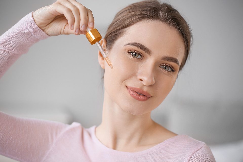 Should You Use a Face Oil? Who Benefits, Even Oily Skin, and How to Apply