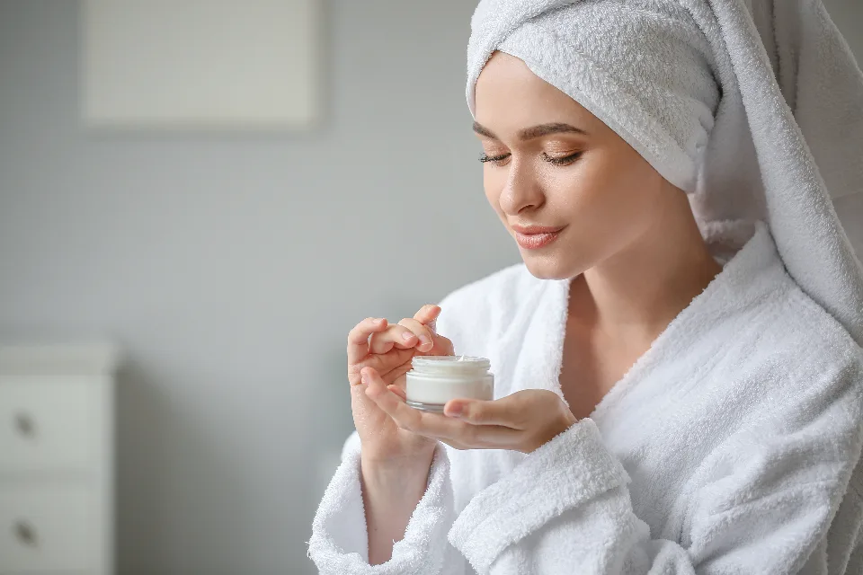 Makeup for acne-prone skin: choosing, applying and removing it without breakouts